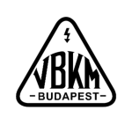 A Villamos Berendezés és Készülék Művek emblémája